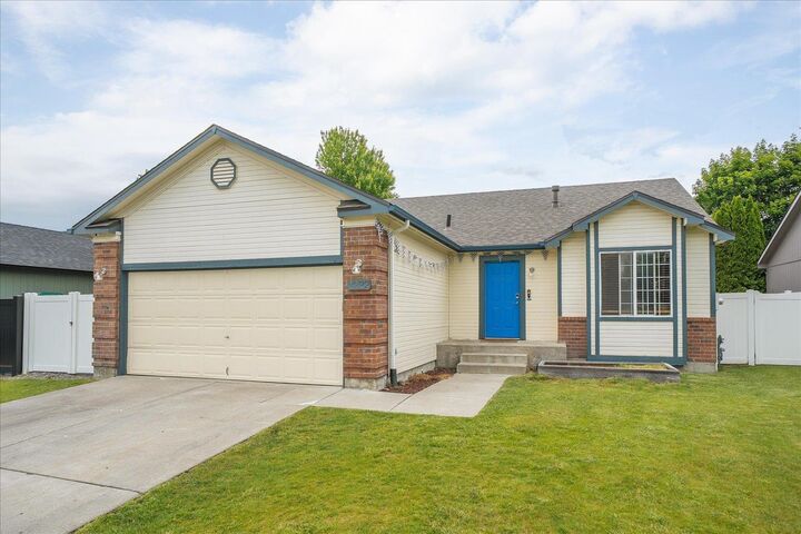Property Photo: 1222 N Fairway Rd WA 99019