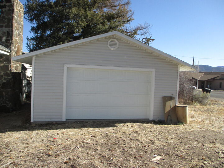 Property Photo: 76 W Center St UT 84735