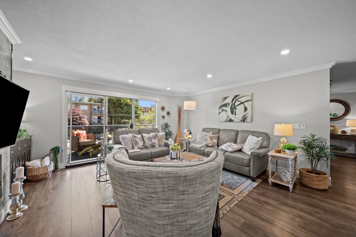 Property Photo:  1441 Blackwood Street 208  BC V4B 3V6 