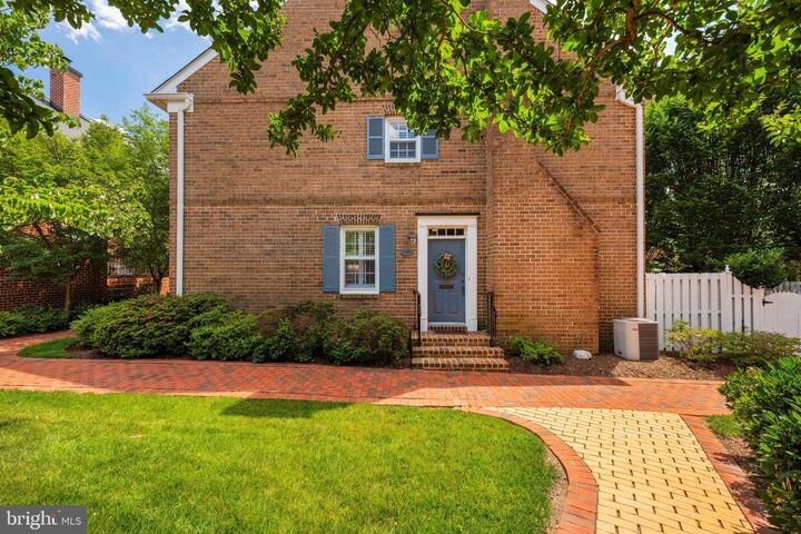 Property Photo:  1039 N Pitt Street  VA 22314 