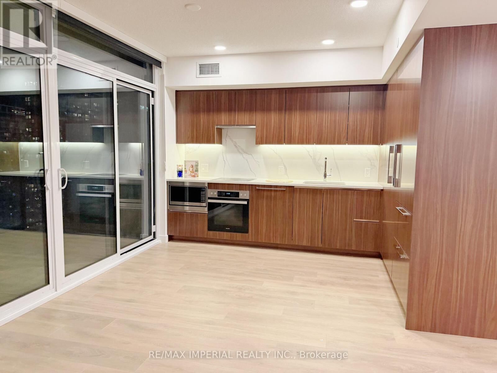 Property Photo:  1 Concord Cityplace Way 4210  ON M5V 0X3 