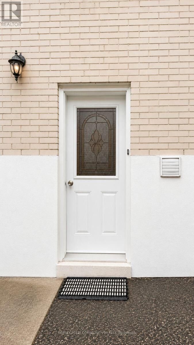 Property Photo:  328 Woodsworth Road Lower  ON M2L 2T6 