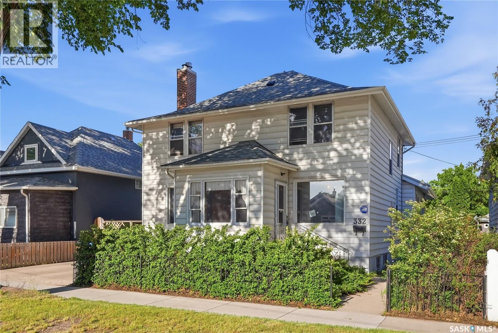 Property Photo:  332 I Avenue S  SK S7M 1Y2 