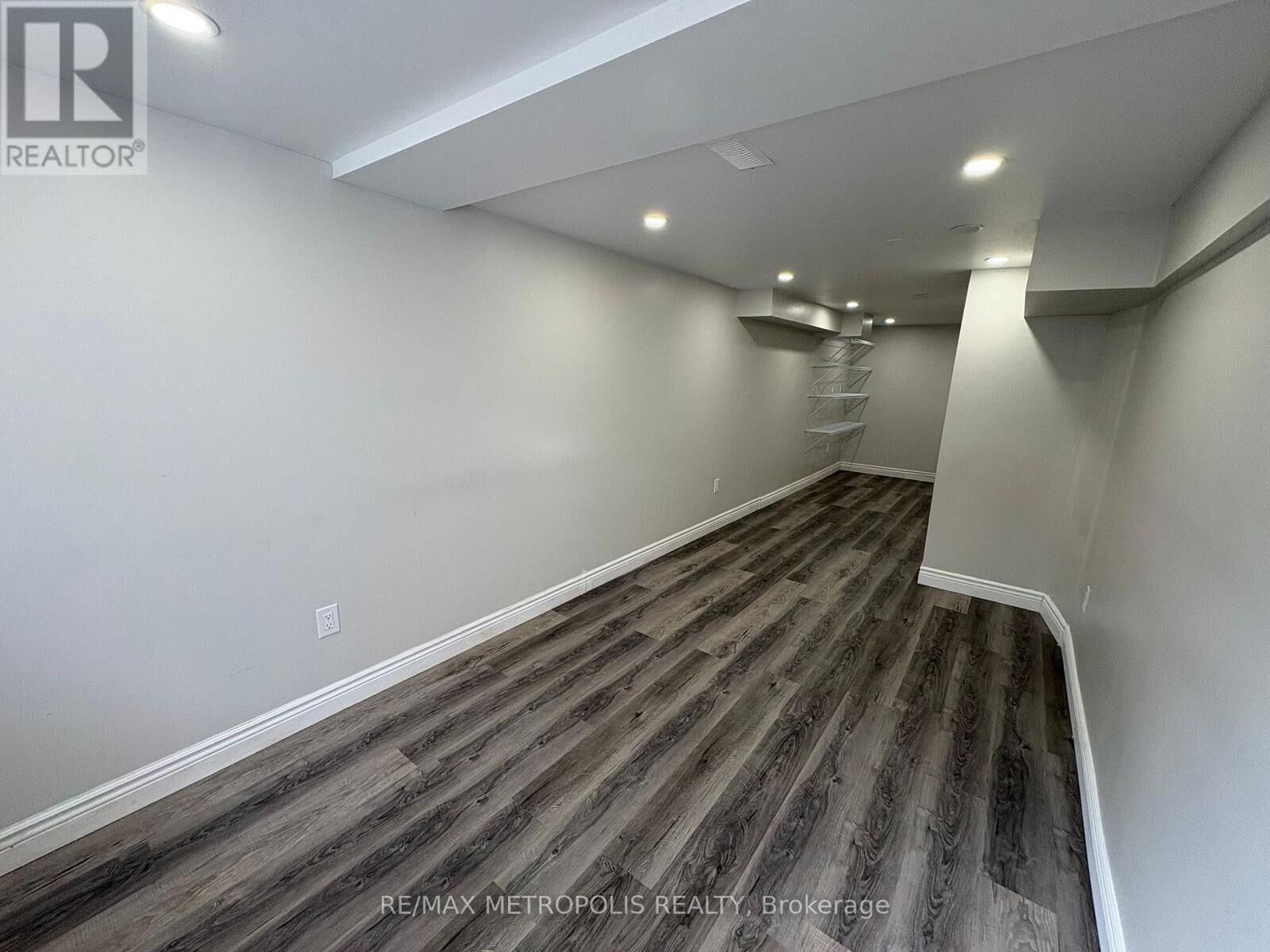 Property Photo:  44 Endeavour Drive Bsmt  ON N3C 4C4 