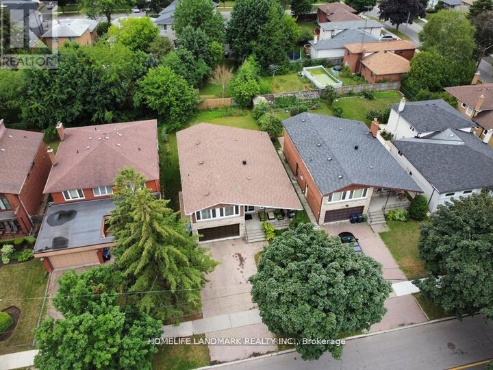 Property Photo:  435 Connaught Avenue Room  ON M2R 2M4 