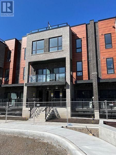 Property Photo: 11 Lytham Green Circle 21 ON L3Y 0H3