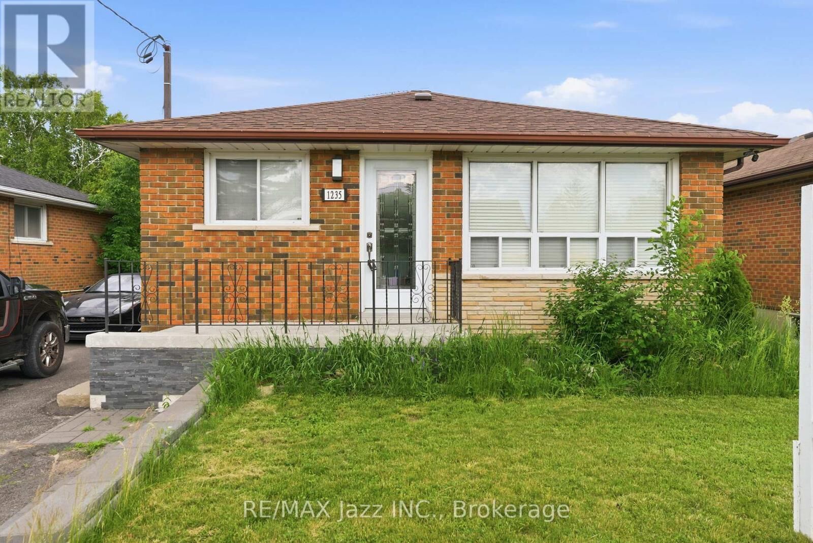 Property Photo:  1235 Somerville Street  ON L1G 4L1 