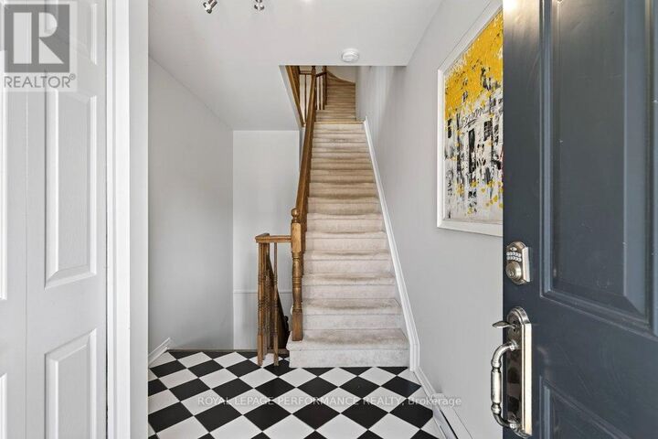 Property Photo: 255 Cathcart Street 5 ON K1N 5C2