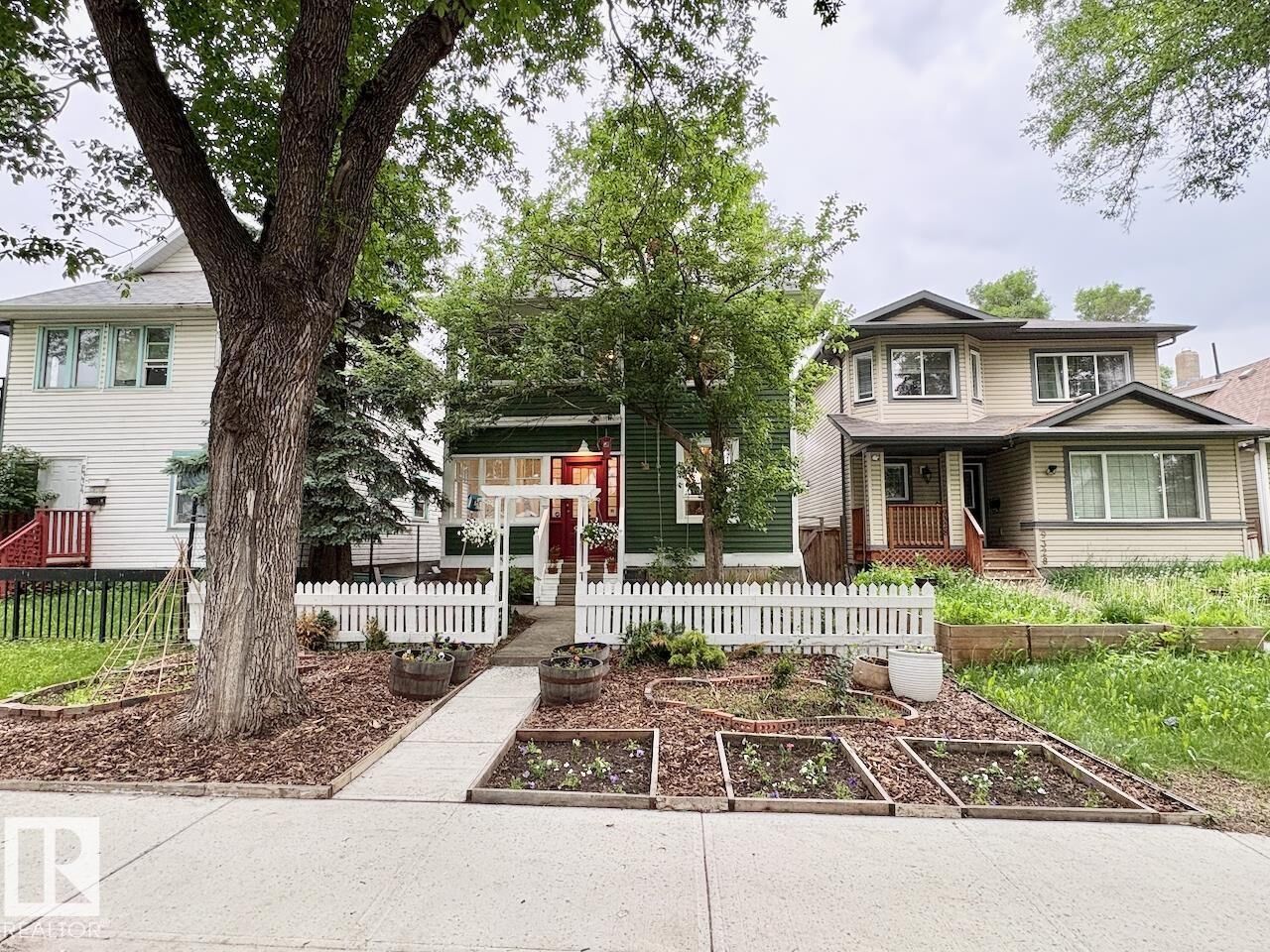 Property Photo: 9330 107 Avenue NW AB T5H 0T5