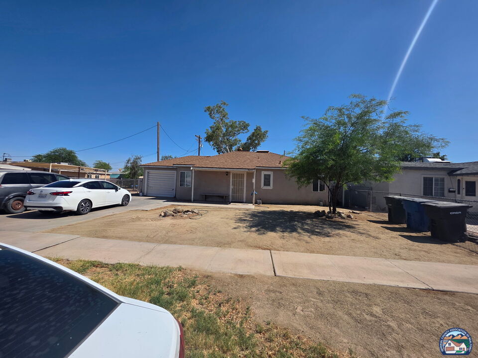 Property Photo:  525 Tangerine Dr  CA 92243 