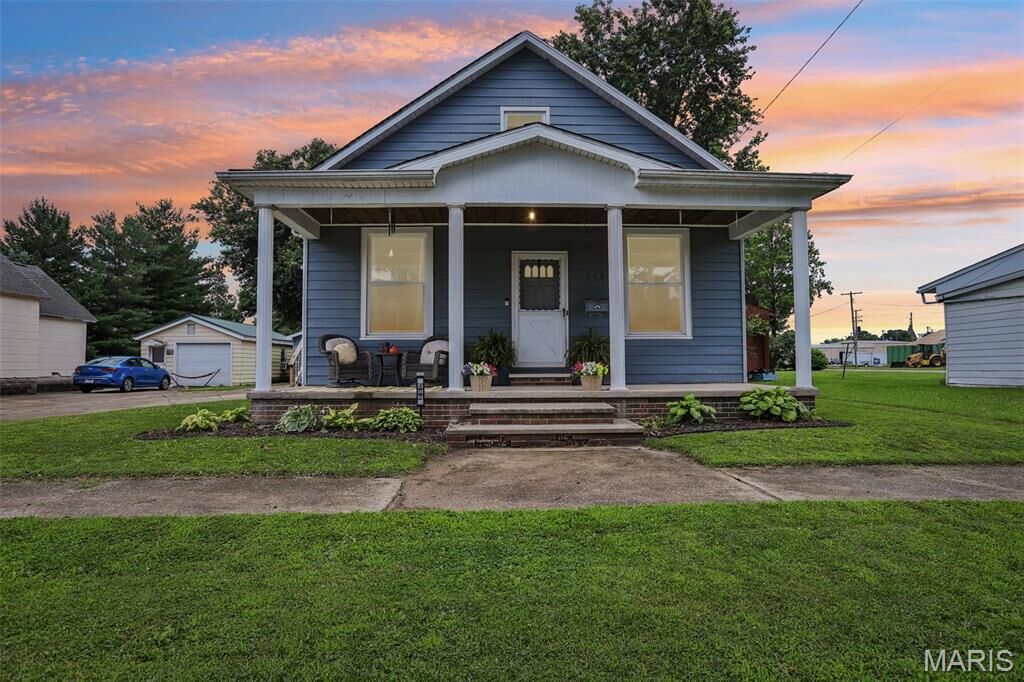 Property Photo:  402 E Ryder Street  IL 62056 