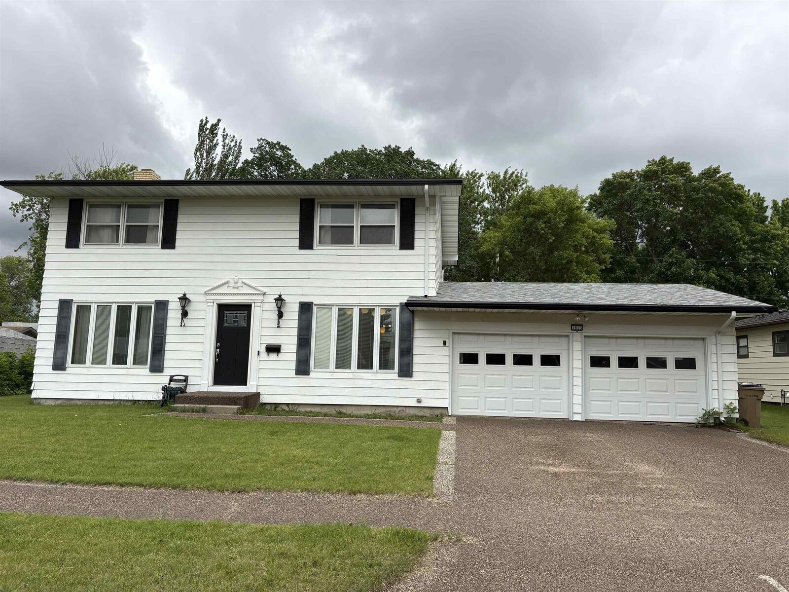 Property Photo:  1813 10th St SW  ND 58701 