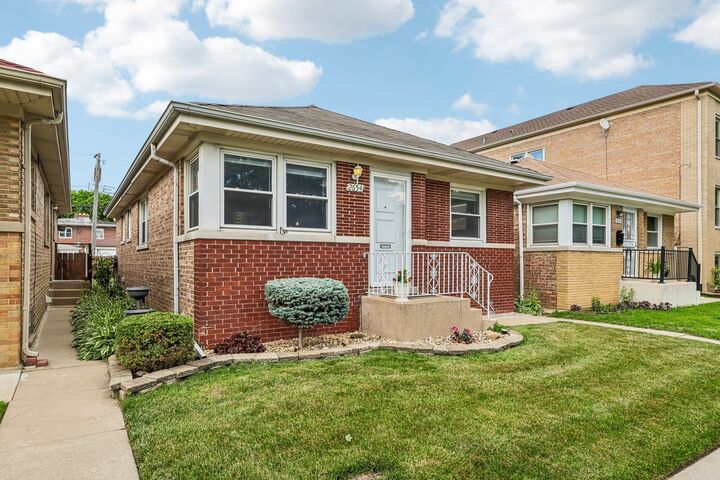 Property Photo: 2654 W Catalpa Avenue IL 60625