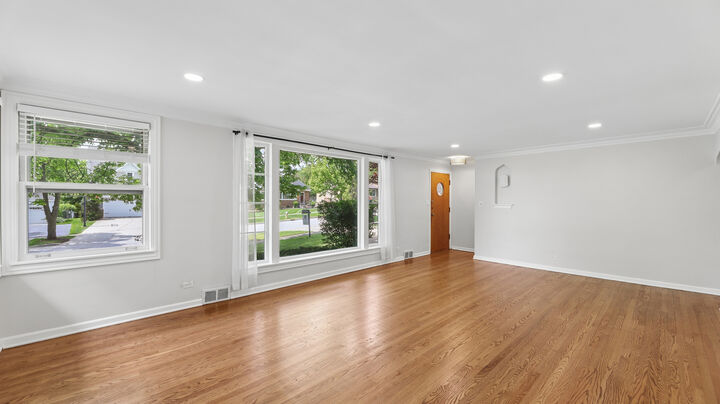 Property Photo: 893 S Poplar Avenue IL 60126