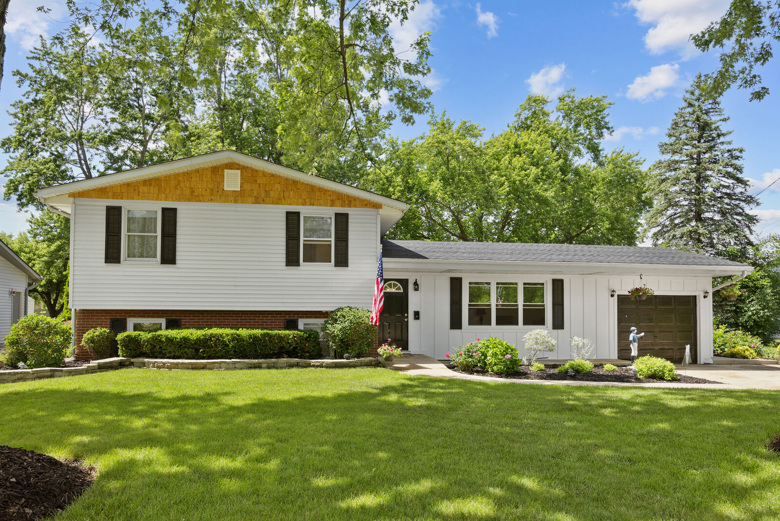 Property Photo:  586 Aztec Drive  IL 60188 