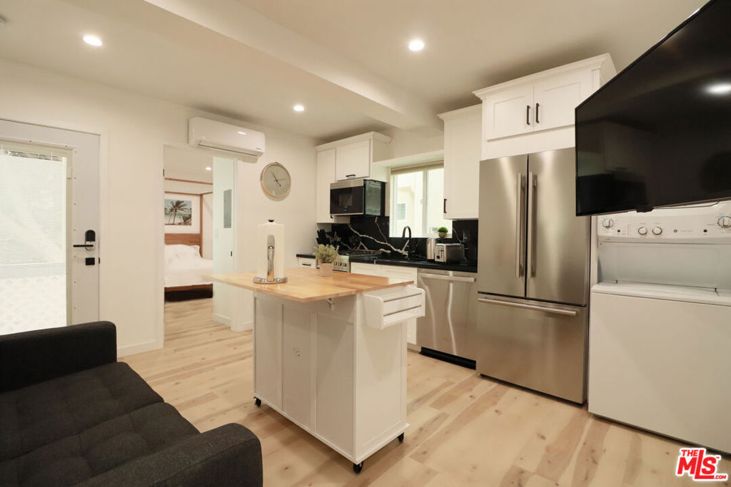 Property Photo:  9040 Phyllis Avenue C  CA 90069 
