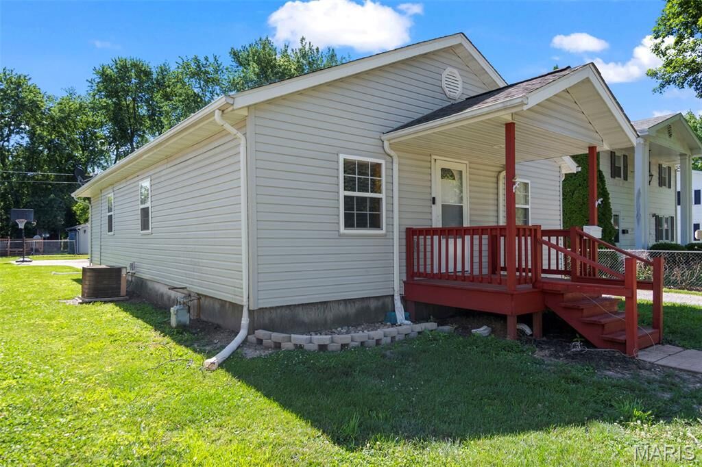 Property Photo:  1620 N Monroe Street  IL 62056 