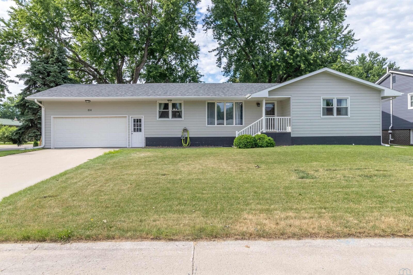 Property Photo:  814 S Shannon Drive  IA 51055 
