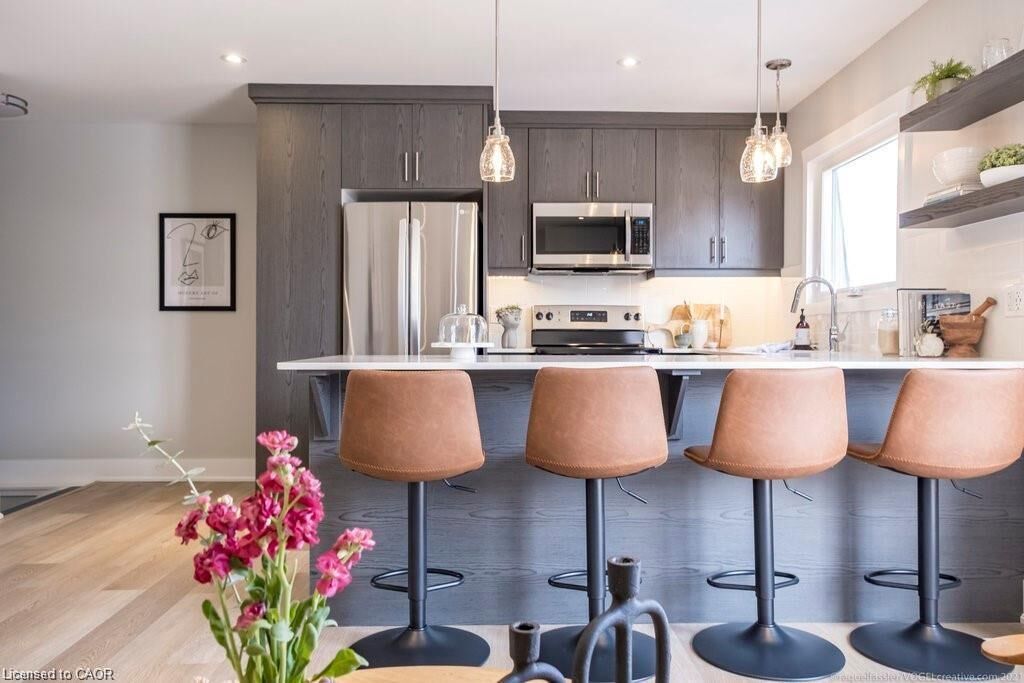 Property Photo:  225 East 24th Street B  ON L8V 2Y5 