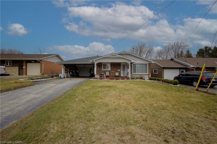 Property Photo:  102 Byeland Drive  ON N0G 2L2 