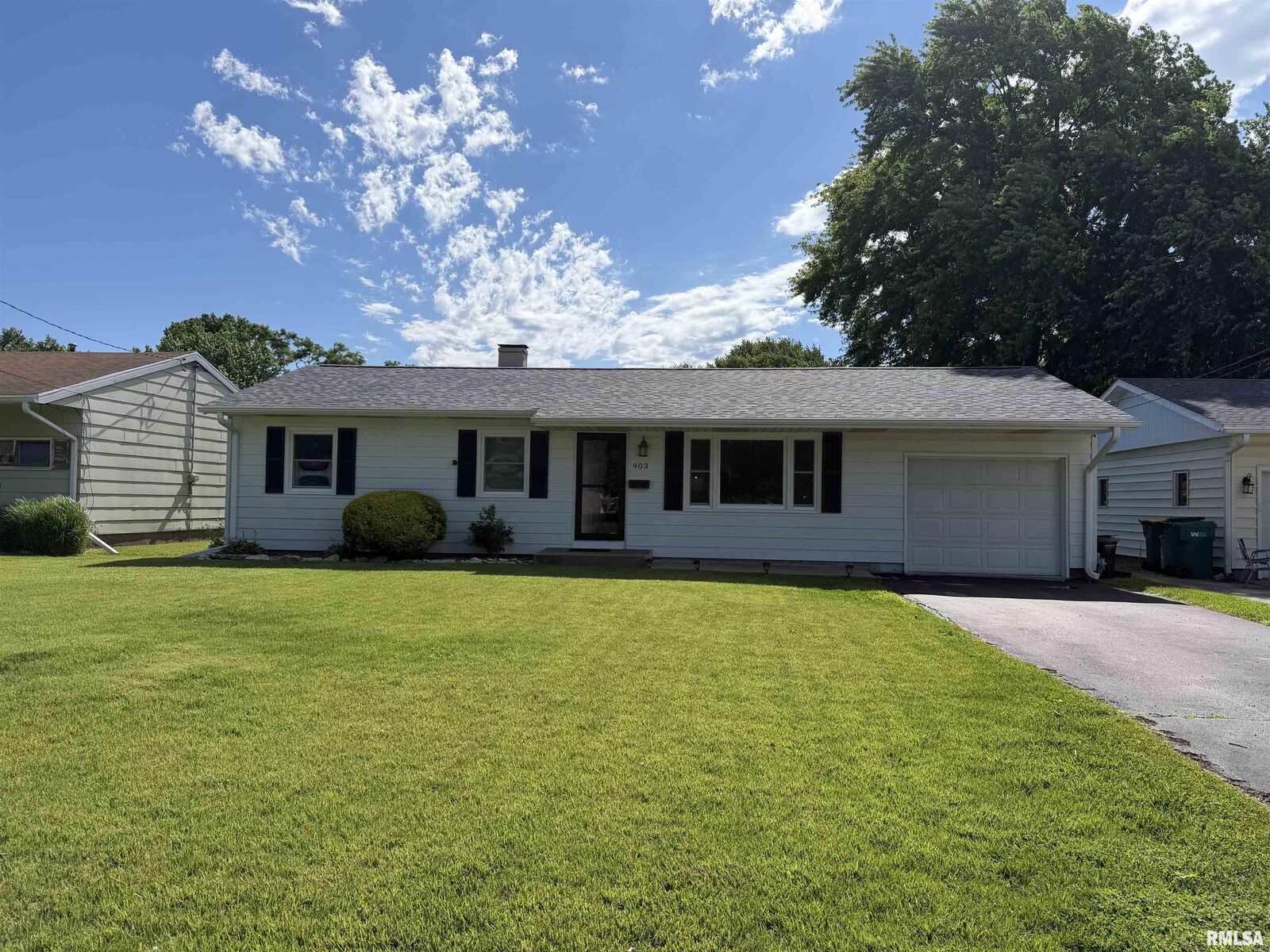 Property Photo:  903 Harrison Street  IL 61401 