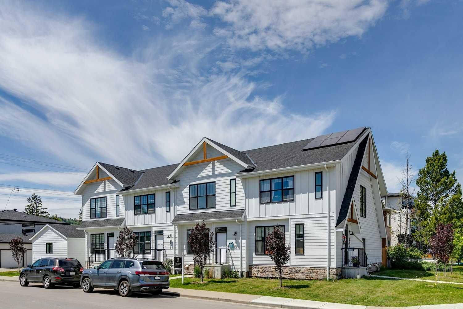 Property Photo:  1927 42 Street NW  AB T3B 5H1 