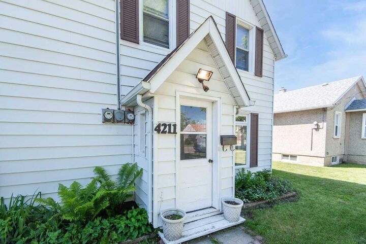 Property Photo:  4211 51A Street  AB T4N 2B7 