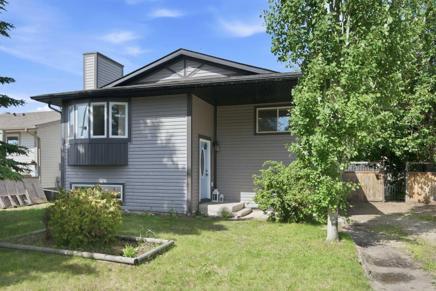 Property Photo: 6 Maple Bay AB T4L 1V5