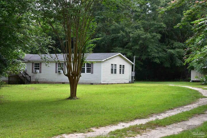 Property Photo: 2542 Purdue Rd FL 32568