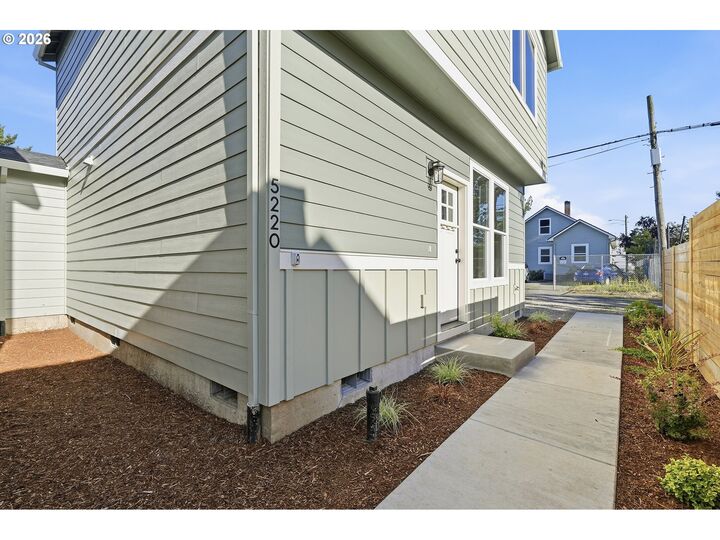 Property Photo:  5220 SE Ramona St  OR 97206 