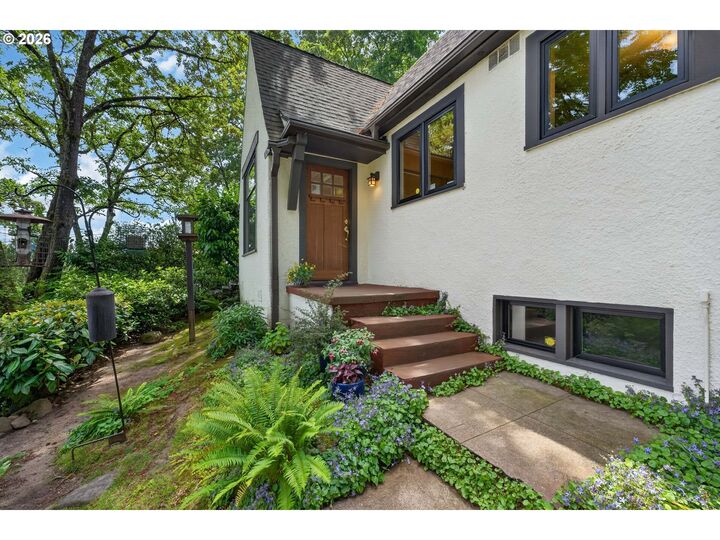 Property Photo: 329 SE Gilham Ave OR 97215