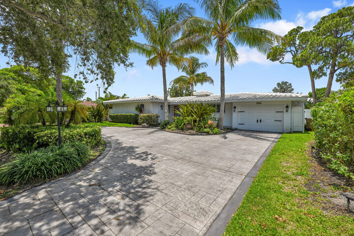 Property Photo: 901 SE 12th Avenue FL 33441