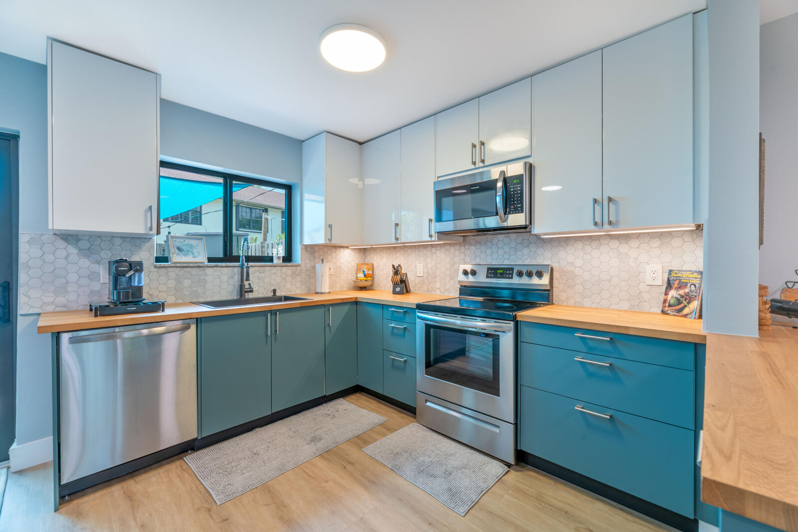 Property Photo:  308 City View Drive  FL 33311 
