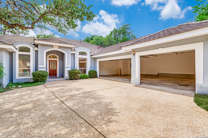 Property Photo: 12 Westelm Gdns TX 78230