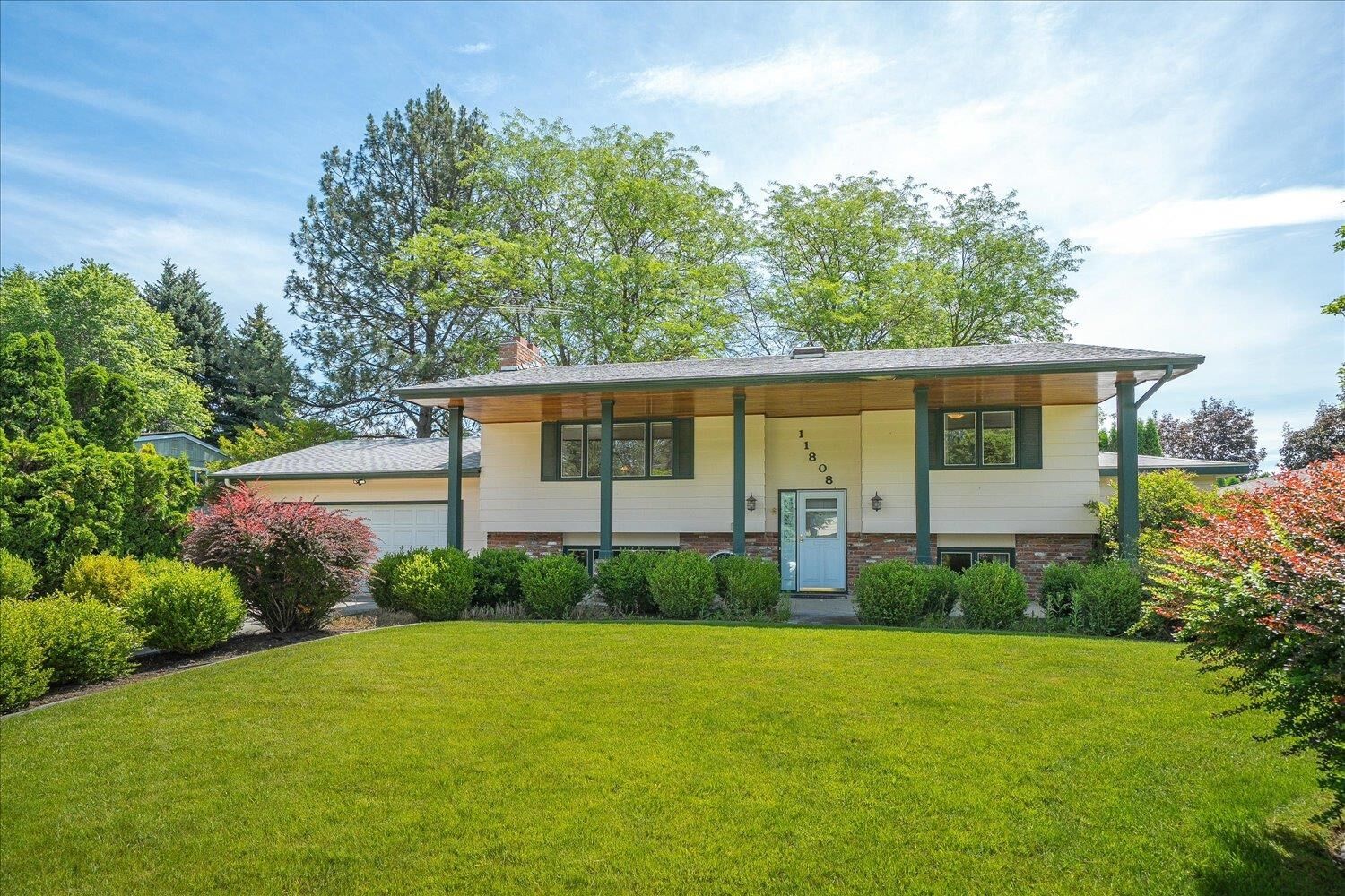 Property Photo: 11808 N Madison St WA 99218