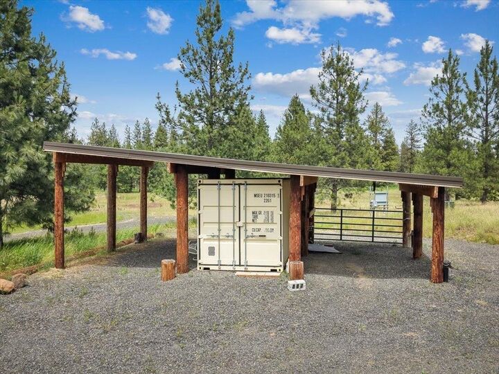 Property Photo: 14933 W Burnett Rd WA 99026
