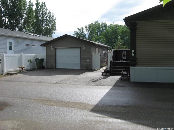 Property Photo: 1455 9th Avenue NE H9 SK S6J 1C6
