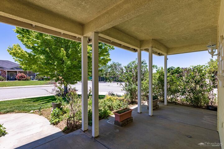 Property Photo:  1300 Scarlet Oak Drive  CA 93561 