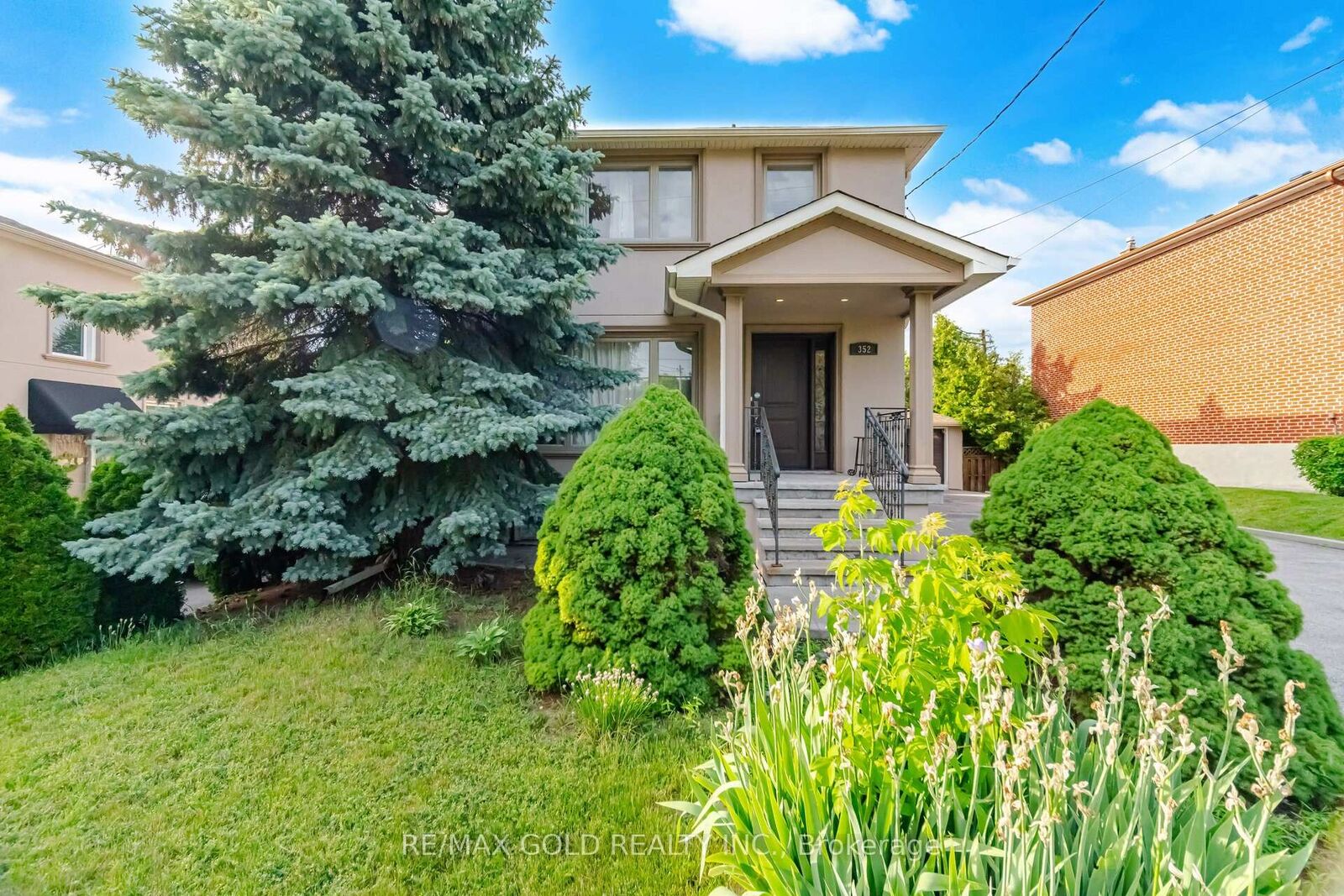 Property Photo: 352 Maple Leaf Drive ON M6L 1P6