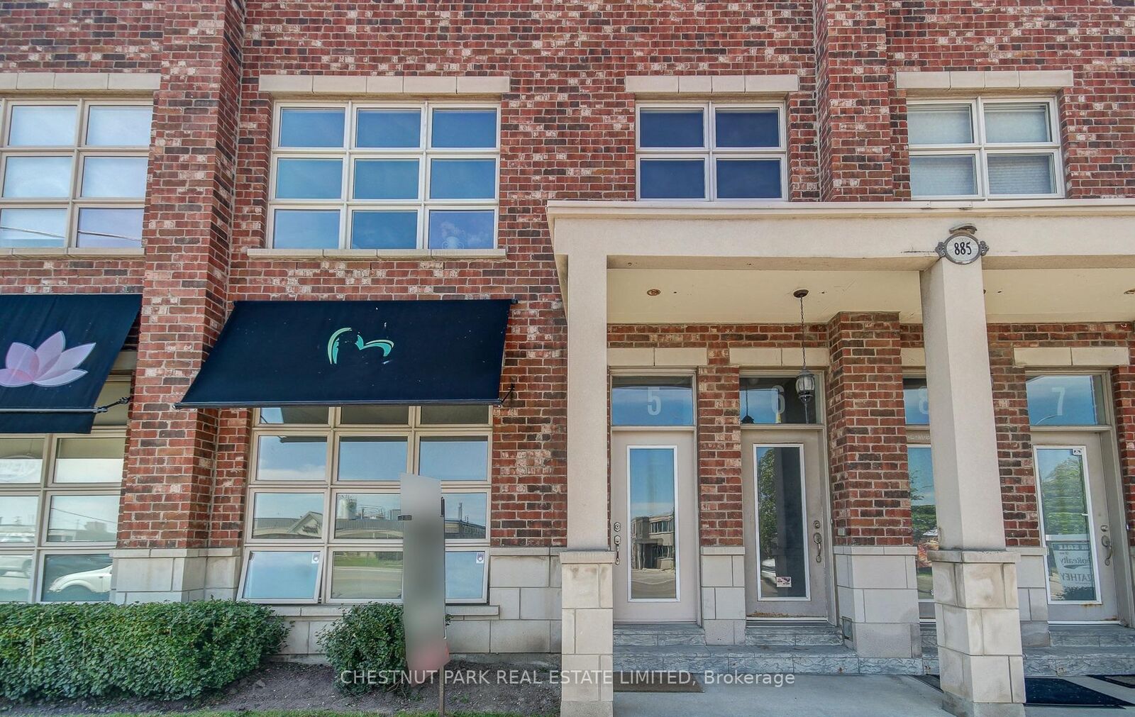 Property Photo: 885 Lakeshore Road E 5 ON L5E 1E2