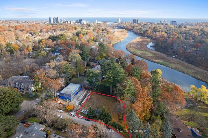 1470 Pinetree Crescent — photo 1