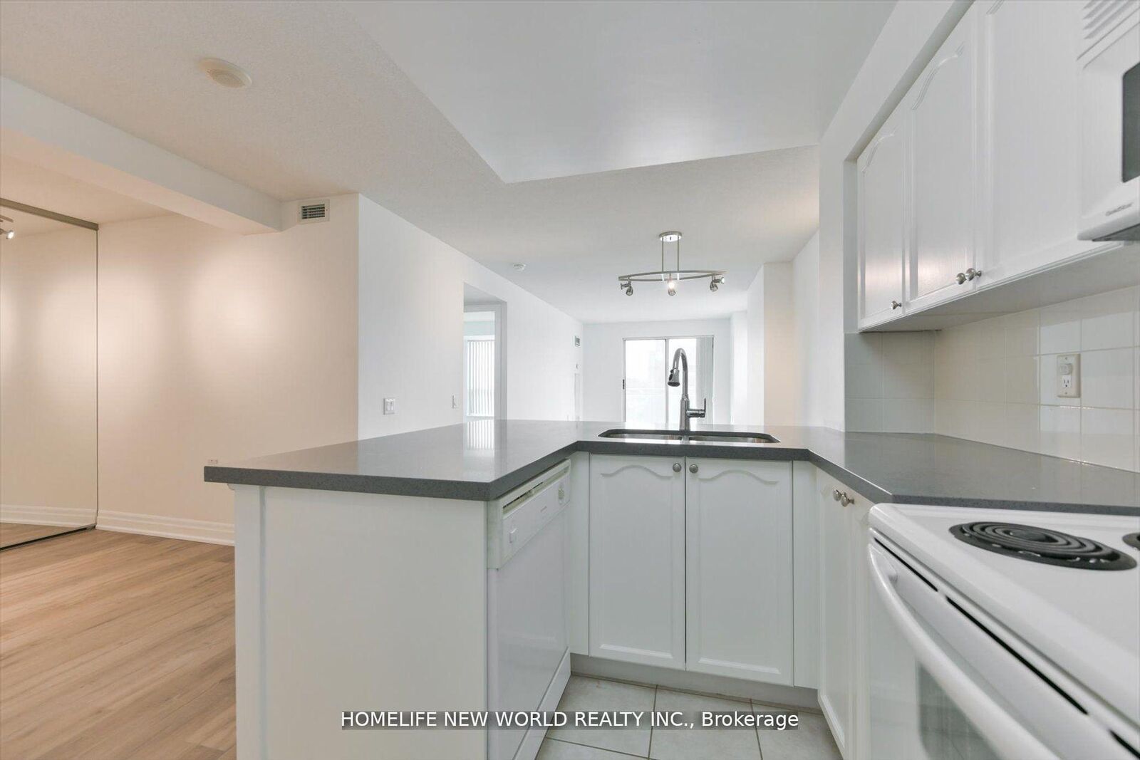 Property Photo: 21 Hillcrest Avenue 607 ON M2N 7K2