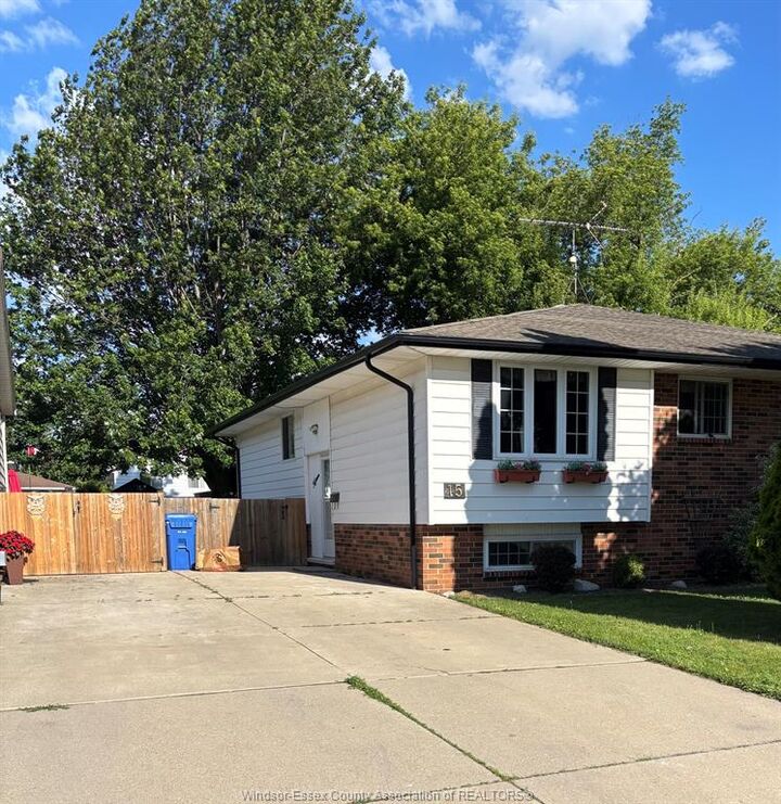 Property Photo: 15 Windwood ON N8H 4M8