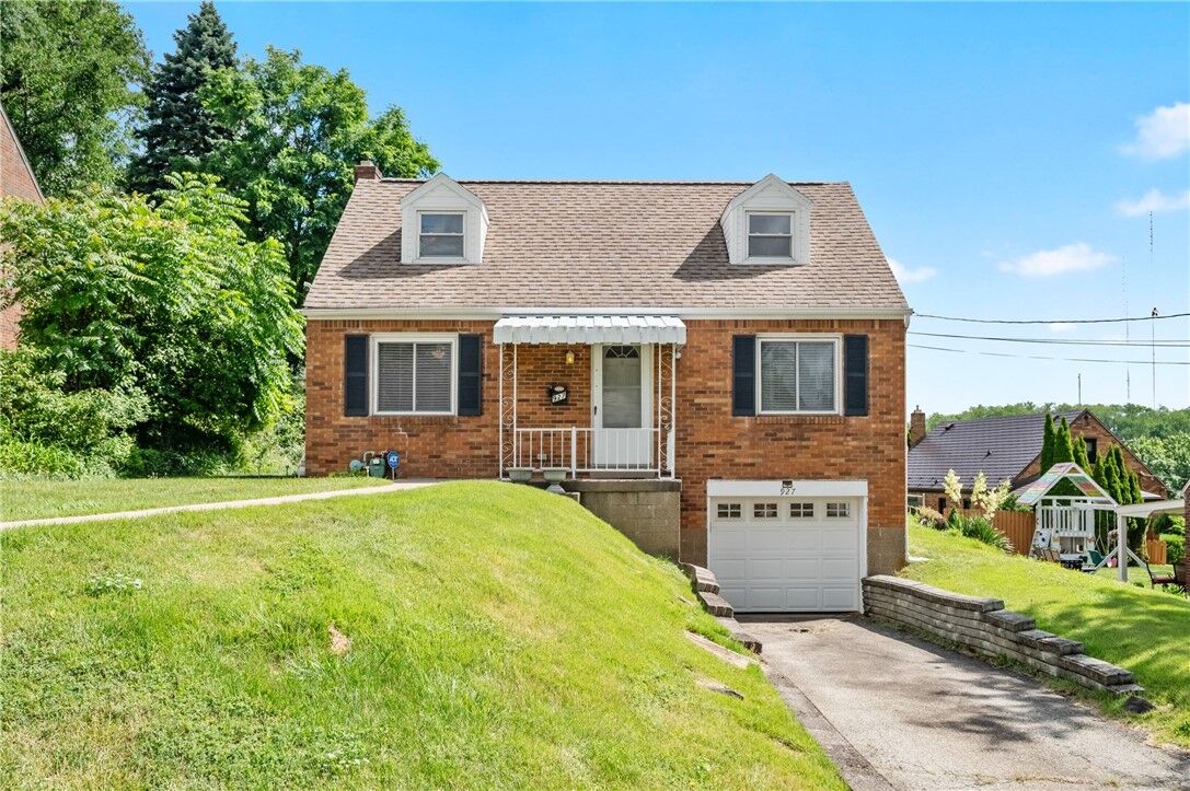 Property Photo: 927 Edward Dr PA 15227