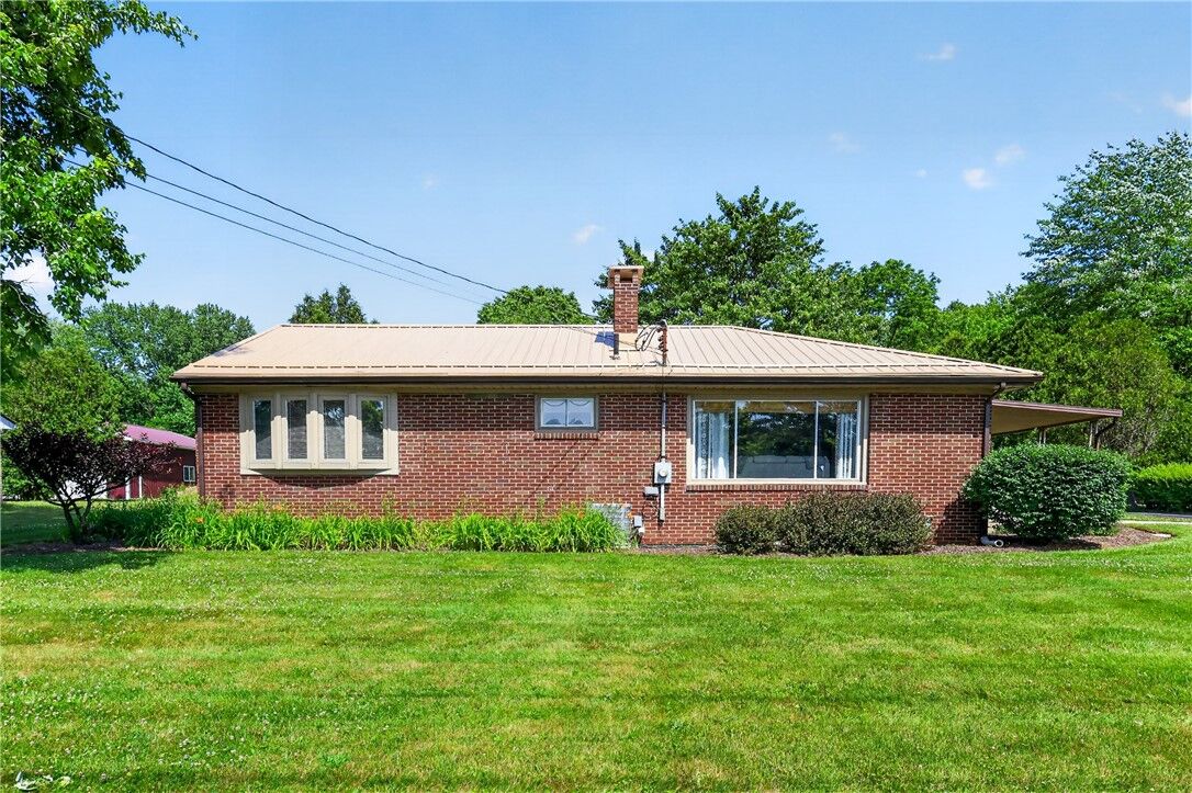 Property Photo: 2617 S Hermitage Rd PA 16148