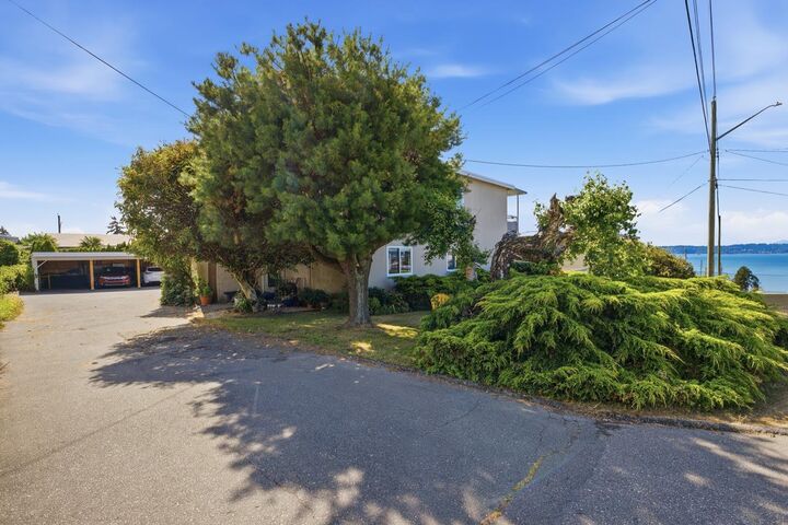Property Photo:  1040 Parker Street 1  BC V4B 4R7 
