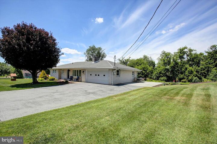 Property Photo:  1009 Willowbrook Drive  PA 17202 