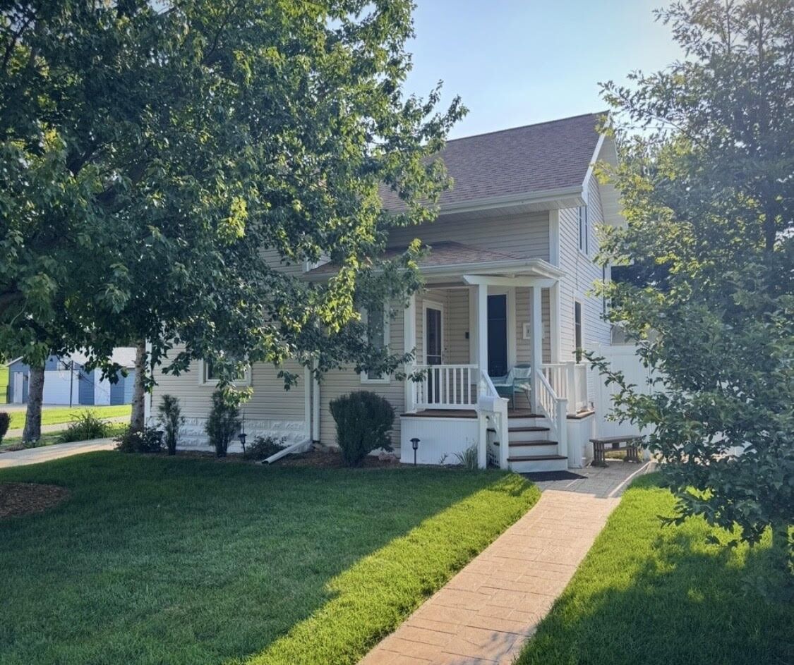 Property Photo: 1715 7th Avenue IA 52208