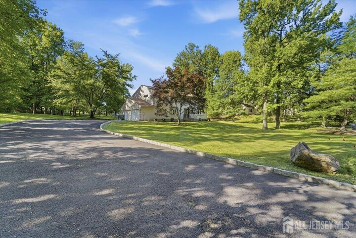 Property Photo:  6 King Arthurs Court  NJ 08820 