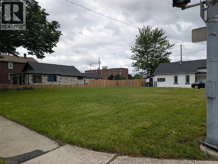 Property Photo:  585 Chatham Street East  ON N9A 2X4 